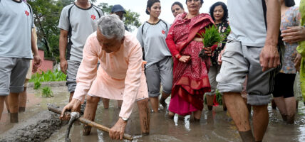धान रोपाइँमा सहभागी हुँदै राष्ट्रपति पौडेल