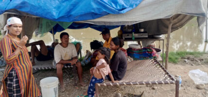 बाढीपीडितको त्रिपालमा बास