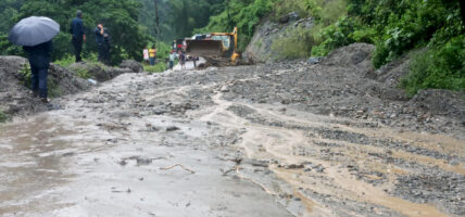 पृथ्वीराजमार्गको पहिरो पन्छाउँदै