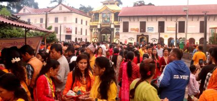 पशुपतिनाथ मन्दिरमा भक्तजन