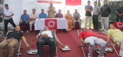 निवर्तमान मुख्यमन्त्री अधिकारी रक्तदान गर्दै