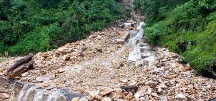 डुम्रे बेँसीसहर सडकमा झरेको पहिरो