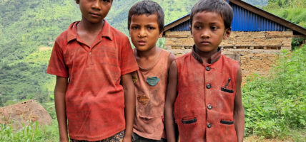 सहाराविहीन तीन बालबालिका