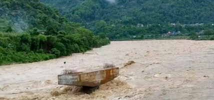डुबानमा पुलको निर्माणाधीन संरचना