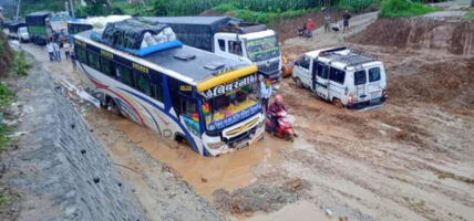 हिलोमा फसेका सवारीसाधन