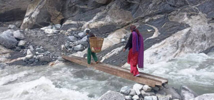 जोखिम मोलेर फड्केबाट गन्तव्यतर्फ जाँदै