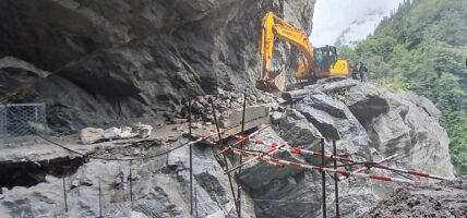 स्ल्क्यु छहरामा अस्थायी पुल निर्माण गरिँदै