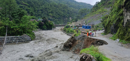 बाढीले कटान गरेको सडक