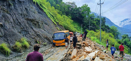 हिलोमा फसेका सवारीसाधन