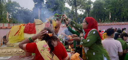 उग्रतारा मन्दिरमा भक्तजन