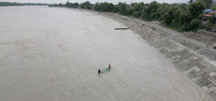 नारायणीमा माछा मार्दै