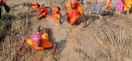 घस्रँदै यात्रा गर्दै भक्तजन