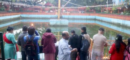 नागपोखरीमा नागको पूजा गर्दै भक्तजन