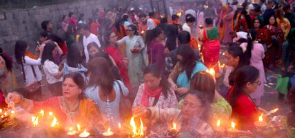 पूजा आराधना गर्दै भक्तजन