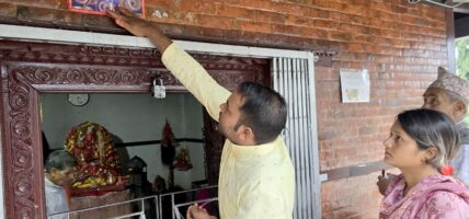 अम्बिकेश्वरीको मूल प्रवेश द्वारमा नागको चित्र टाँसिदै