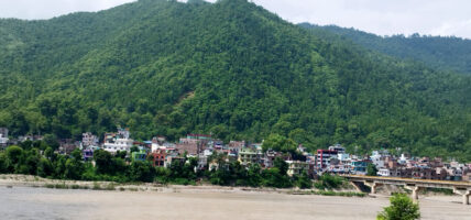 भालुबाङ बजार र पृष्ठभूमिमा राप्ती नदी