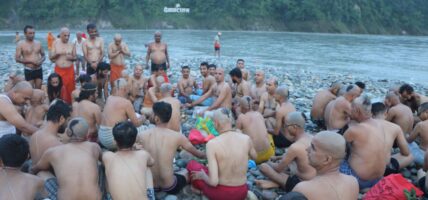 देवघाटमा श्रावणी स्नान गर्दै