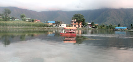 डुङ्गा सयर गर्दै