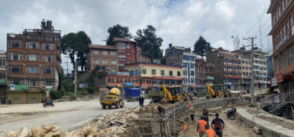 राजमार्गमा ढल निर्माण गर्दै