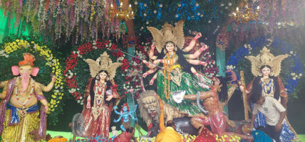 दुर्गा भवानीकोे पूजा गर्दै भक्तजन